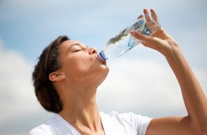 Bere acqua - terapia espulsiva